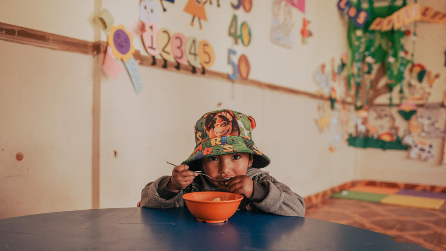 Zusammen löffelweise Kinderlachen schenken