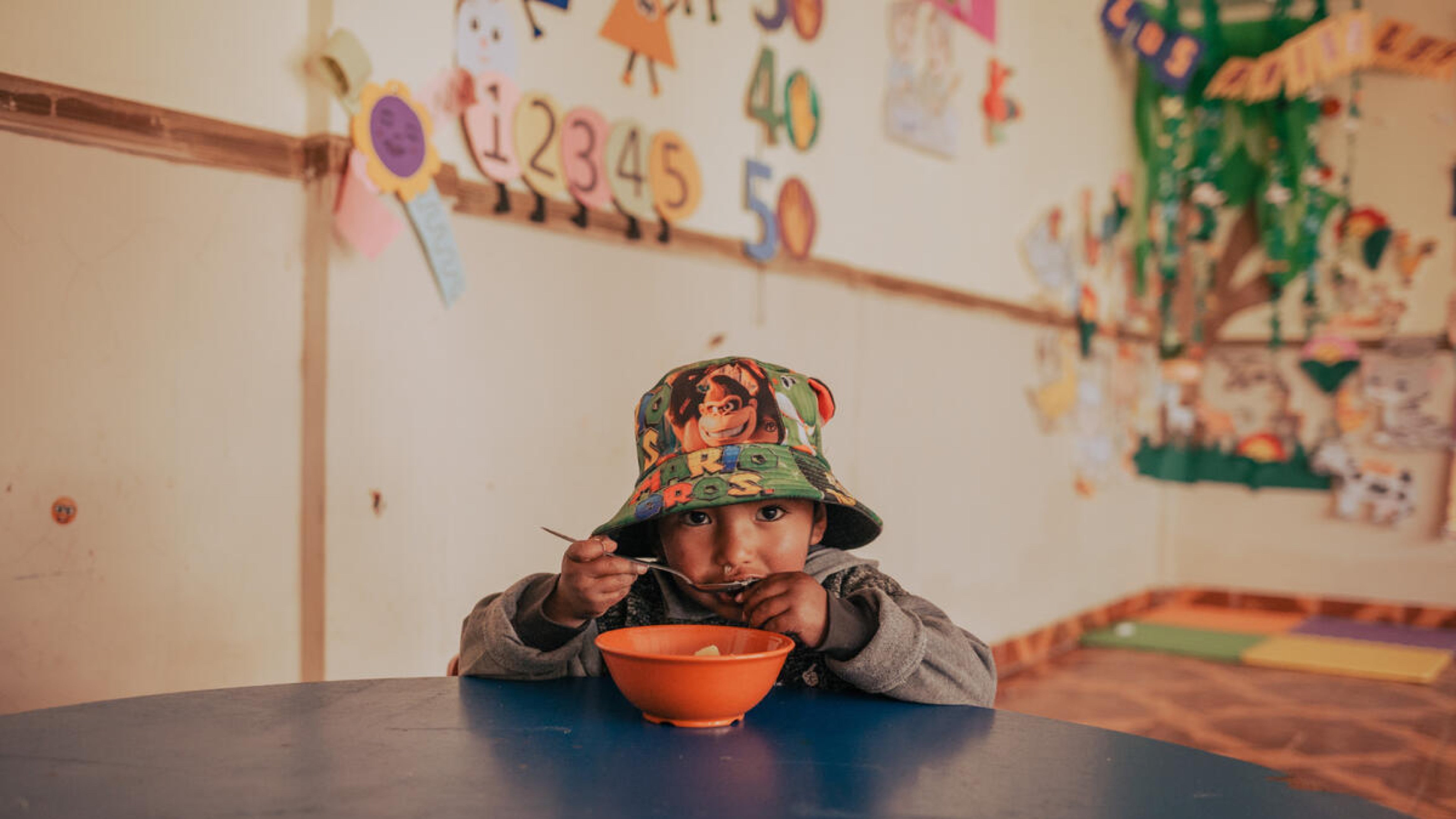 Zusammen löffelweise Kinderlachen schenken