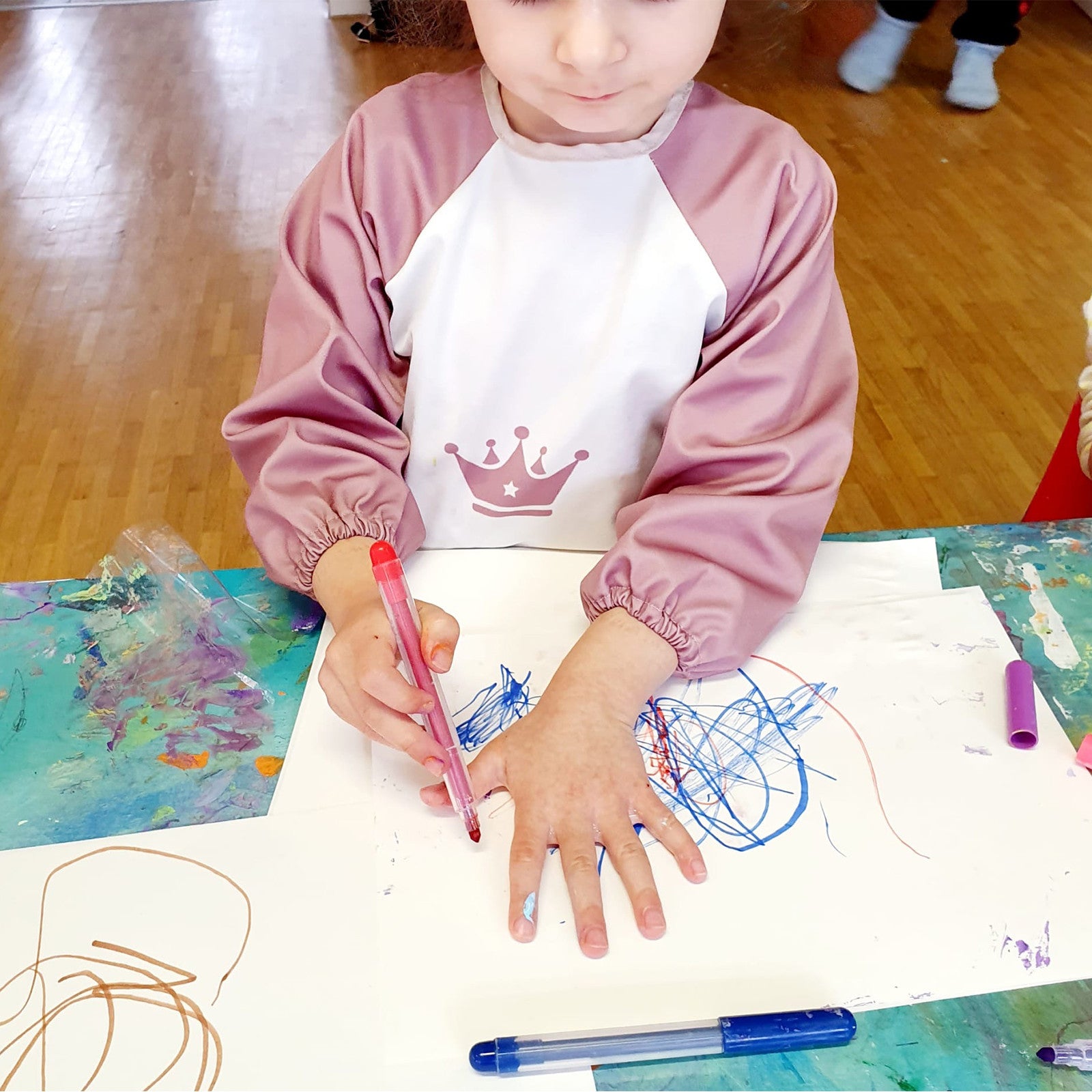 Soft bib pink with long sleeves (crown) incl. carry bag