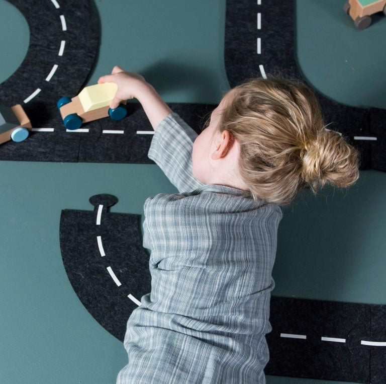 Fahrbahn aus Filzimitat