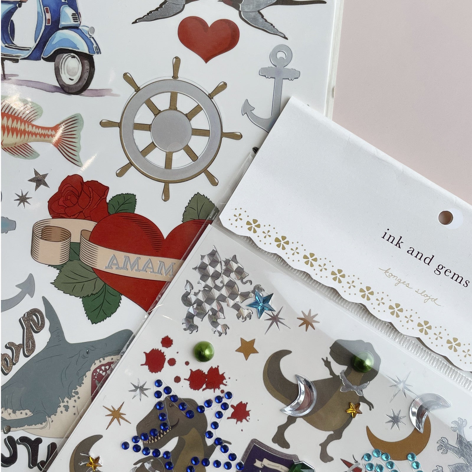 Tatouages et pierres brillantes dinosaures