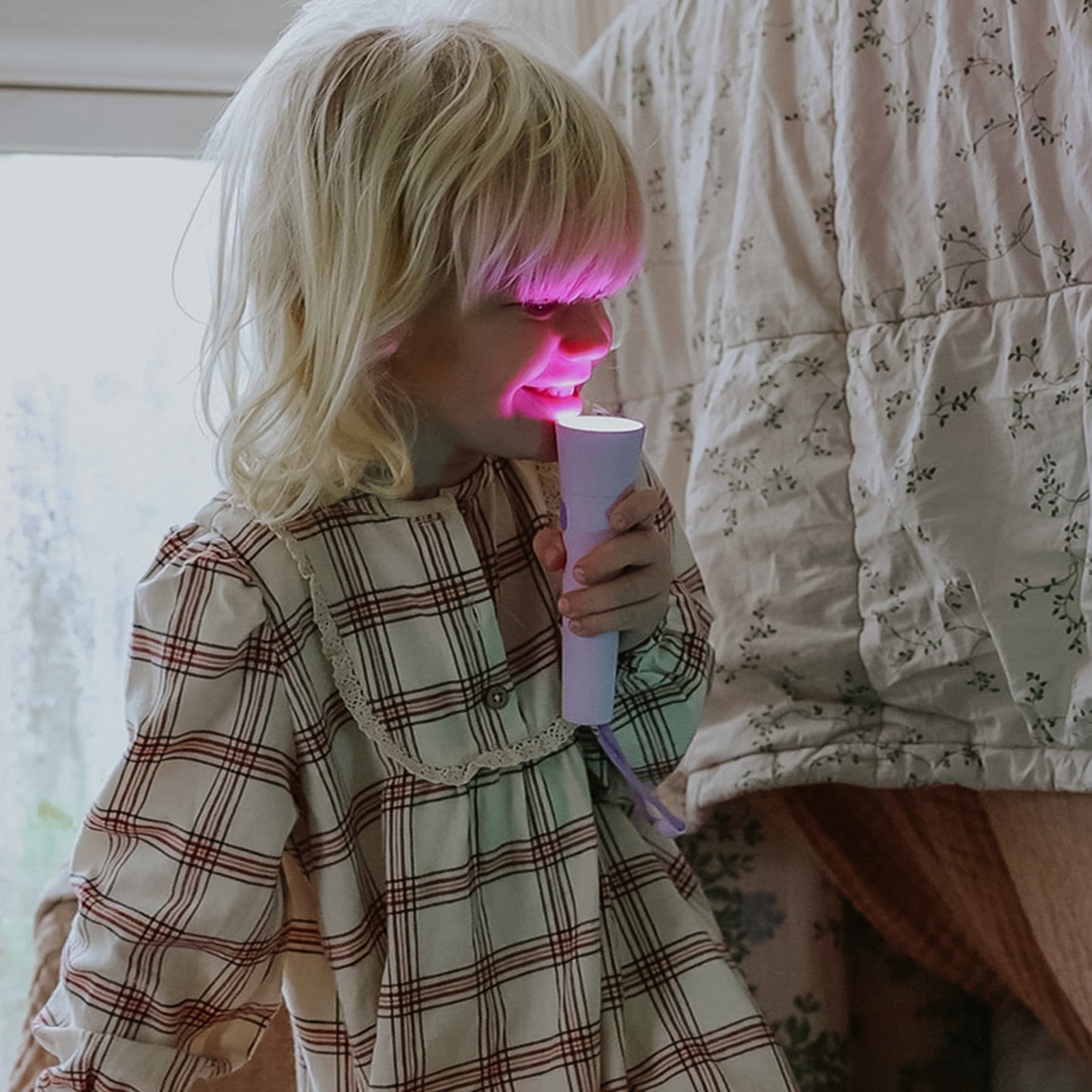 Lampe de poche à intensité variable et changement de couleur pourpre