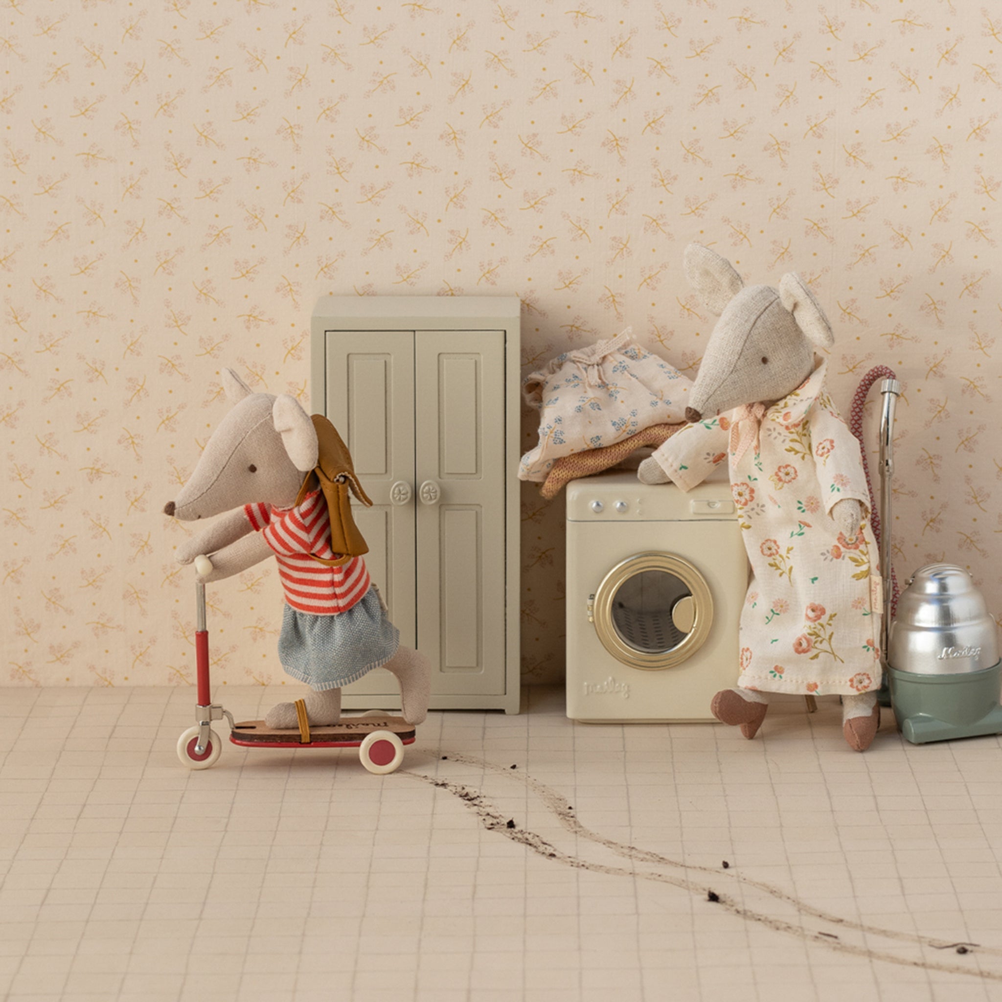 Maileg souris Kickboard rouge