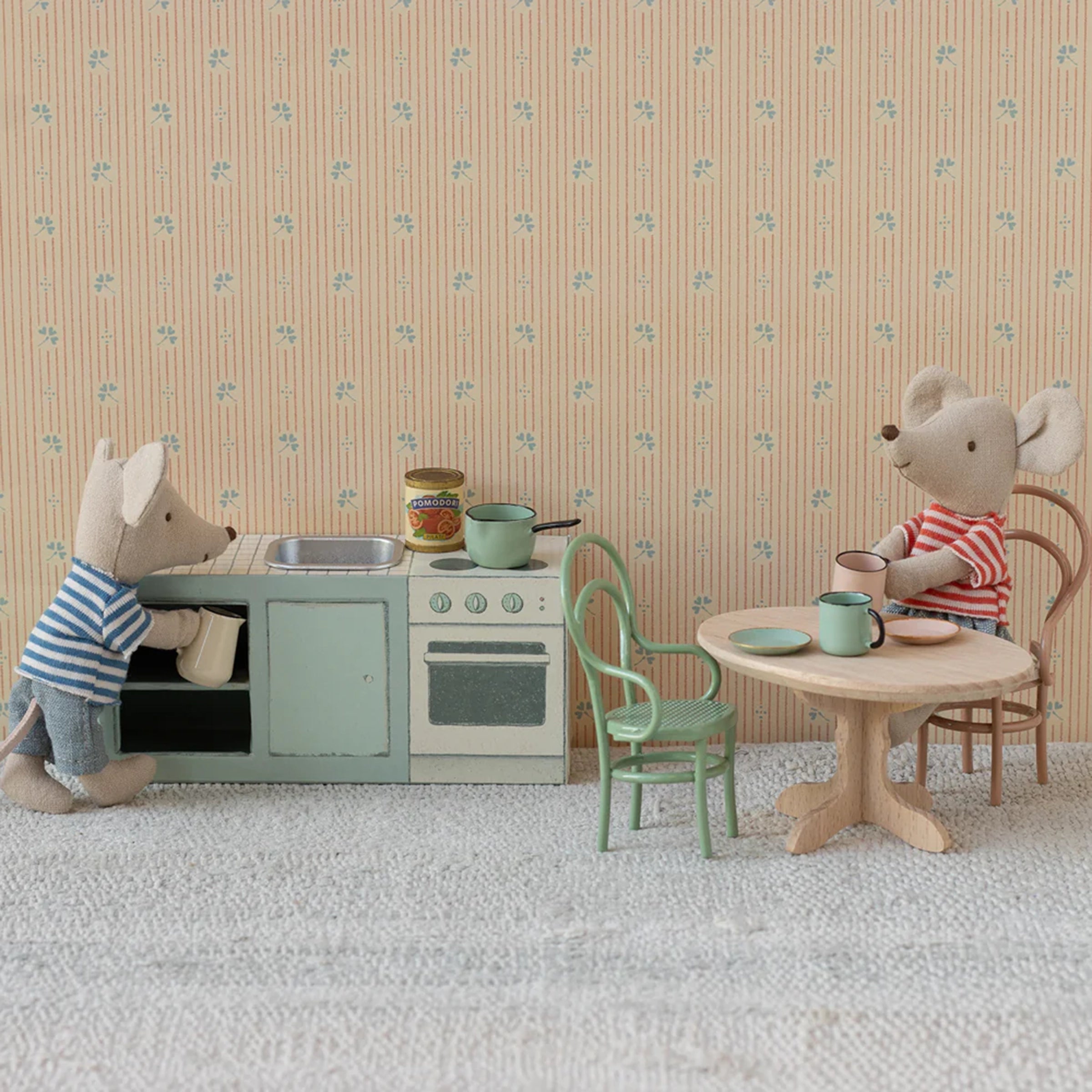 Maileg kitchen counter mouse