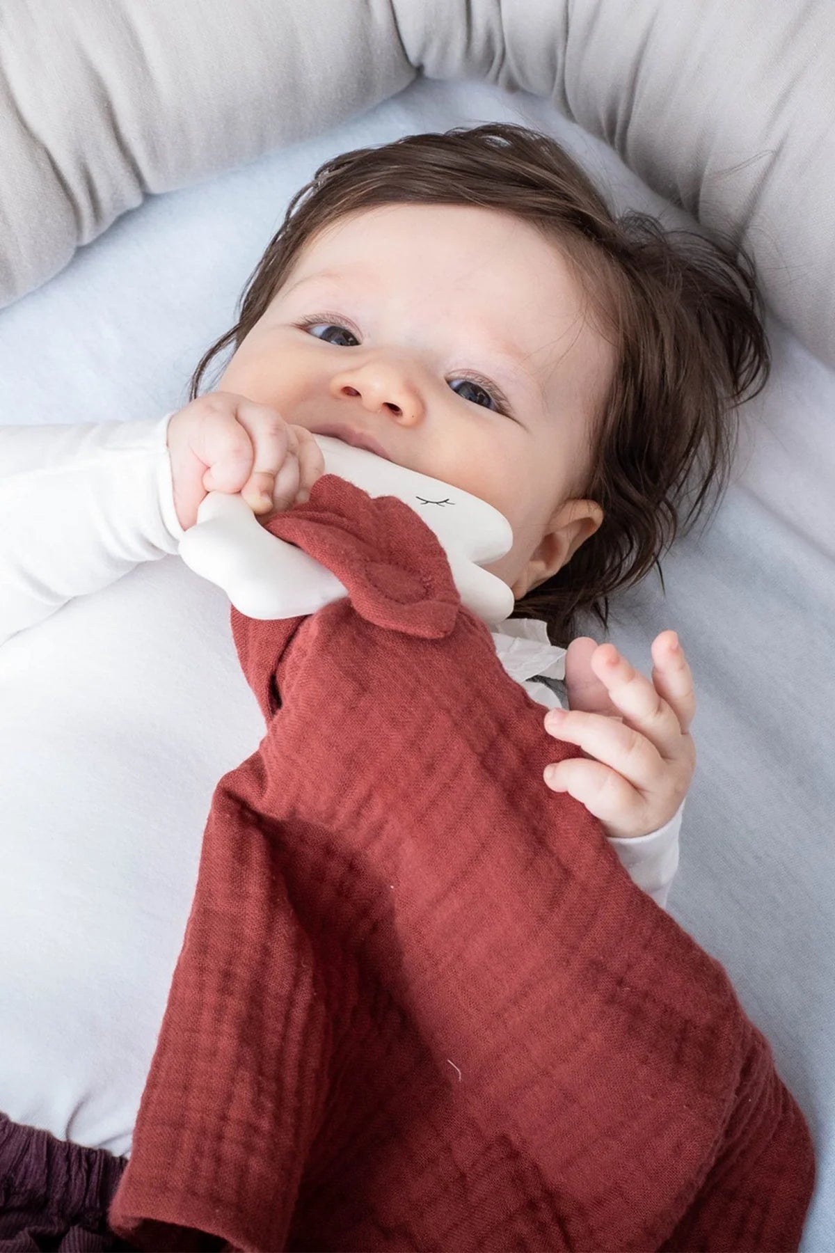 Bite ring rabbit with cuddle cloth red