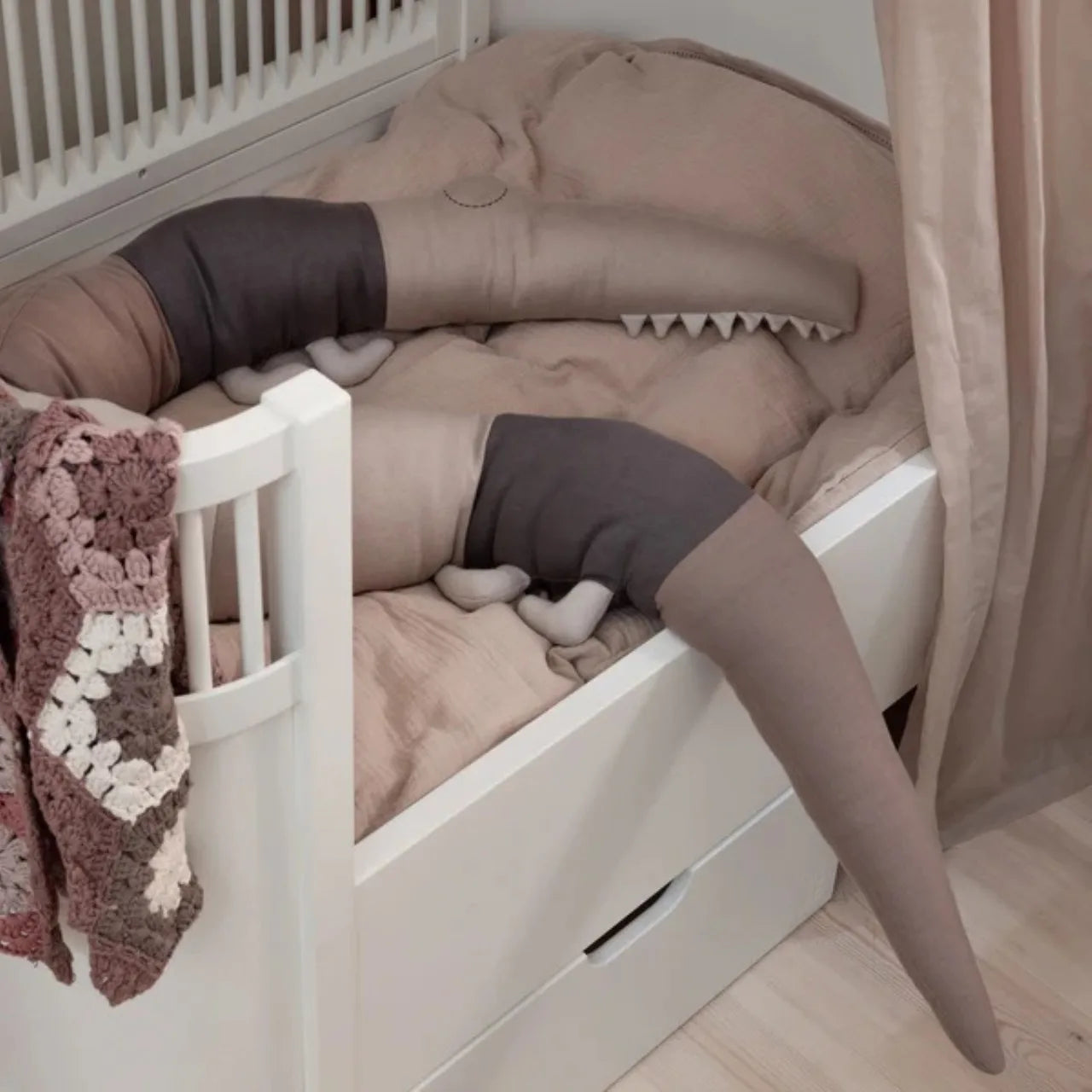 Knitted bed snake, Sleepy Croc seabreeze beige
