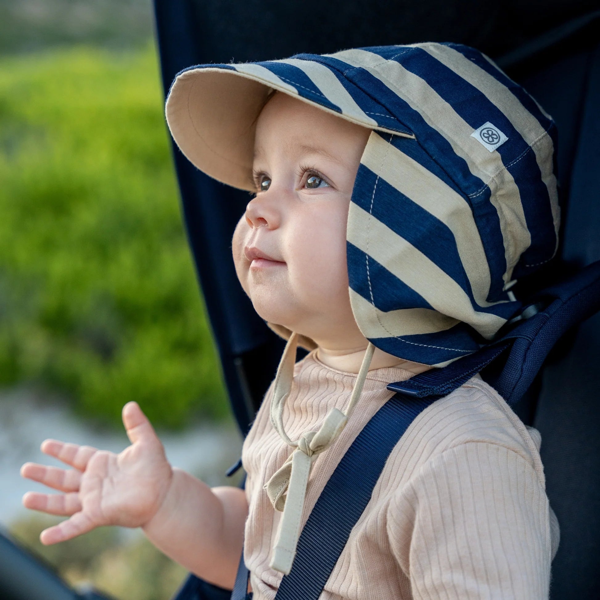 Chapeau de soleil pour bébé UVP 50+ Navy/Sandy Stripe