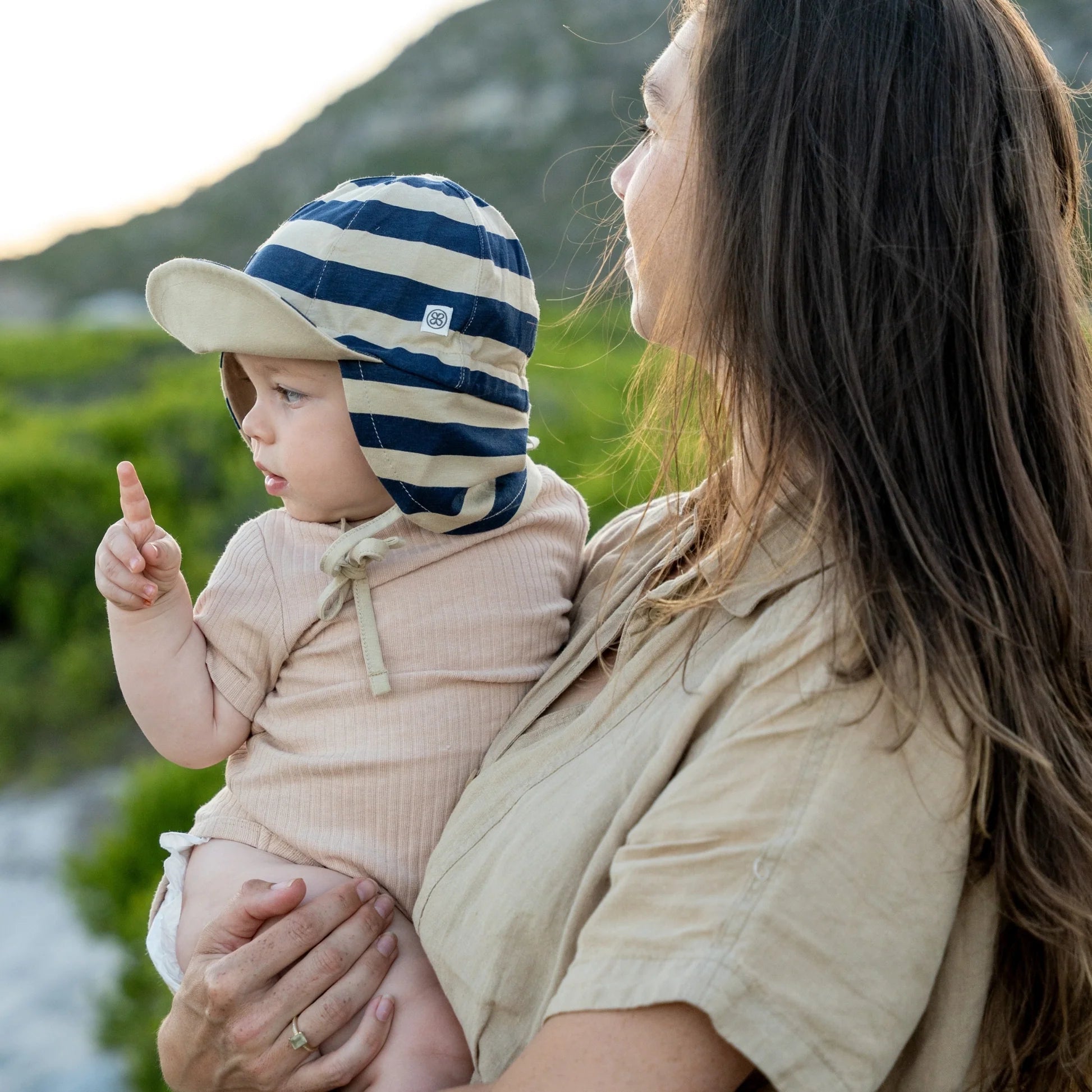 Chapeau de soleil pour bébé UVP 50+ Navy/Sandy Stripe