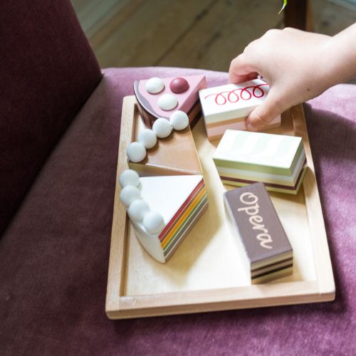 Tranches de gâteau / pâtisseries sur un plateau