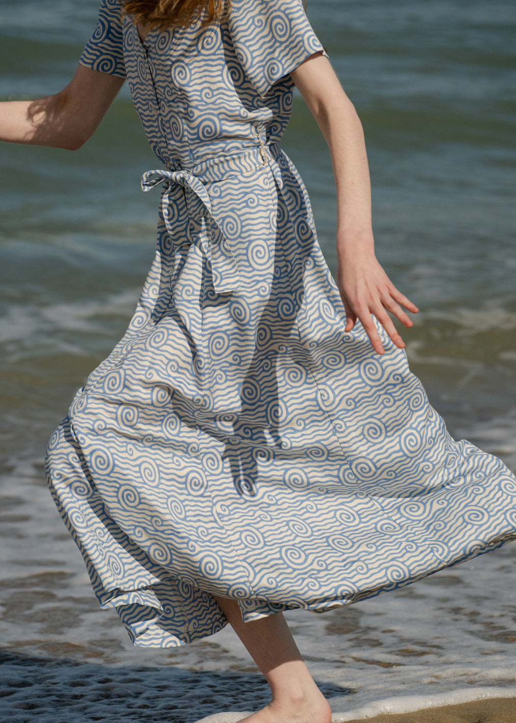 Adult Kleid Clarita SWIRLEY WAVE Weiss hellblau