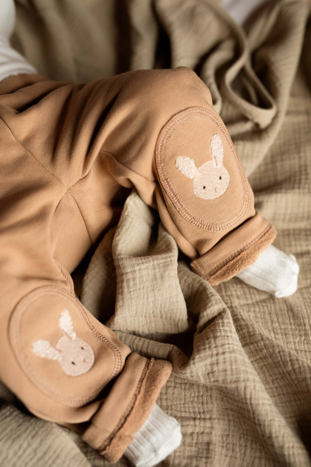 Baby Hose Joek Fluffy Bunnies Hazelnut