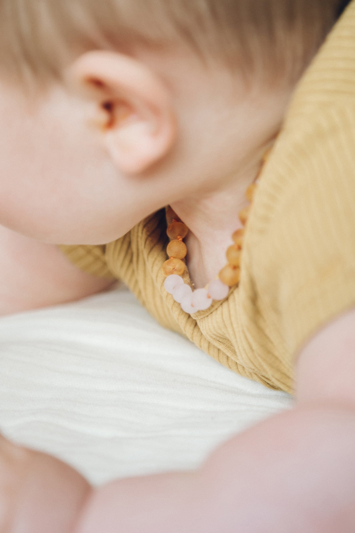 Collier pour bébé en ambre et quartz rose miel