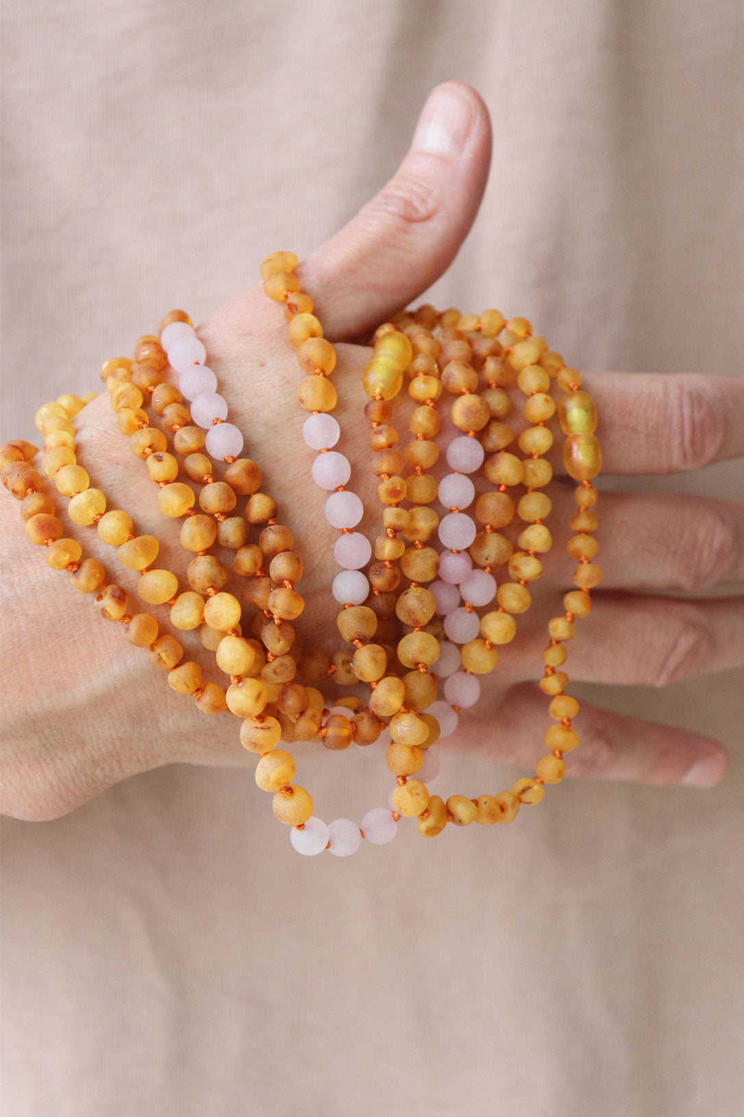 Collier pour bébé en ambre et quartz rose miel