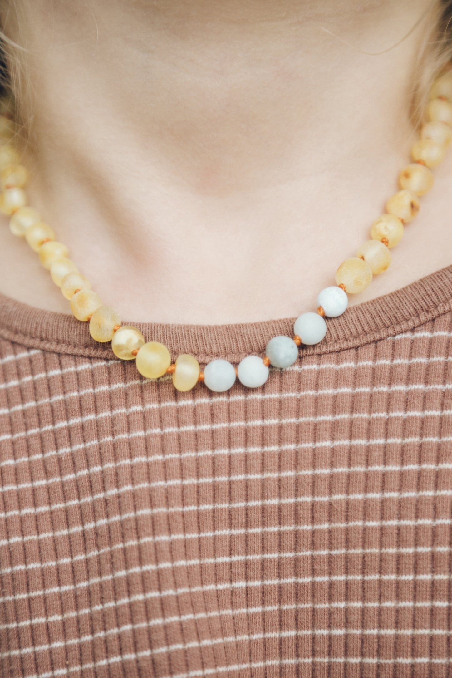 Collier pour bébé en ambre, citron et amazonite bleue