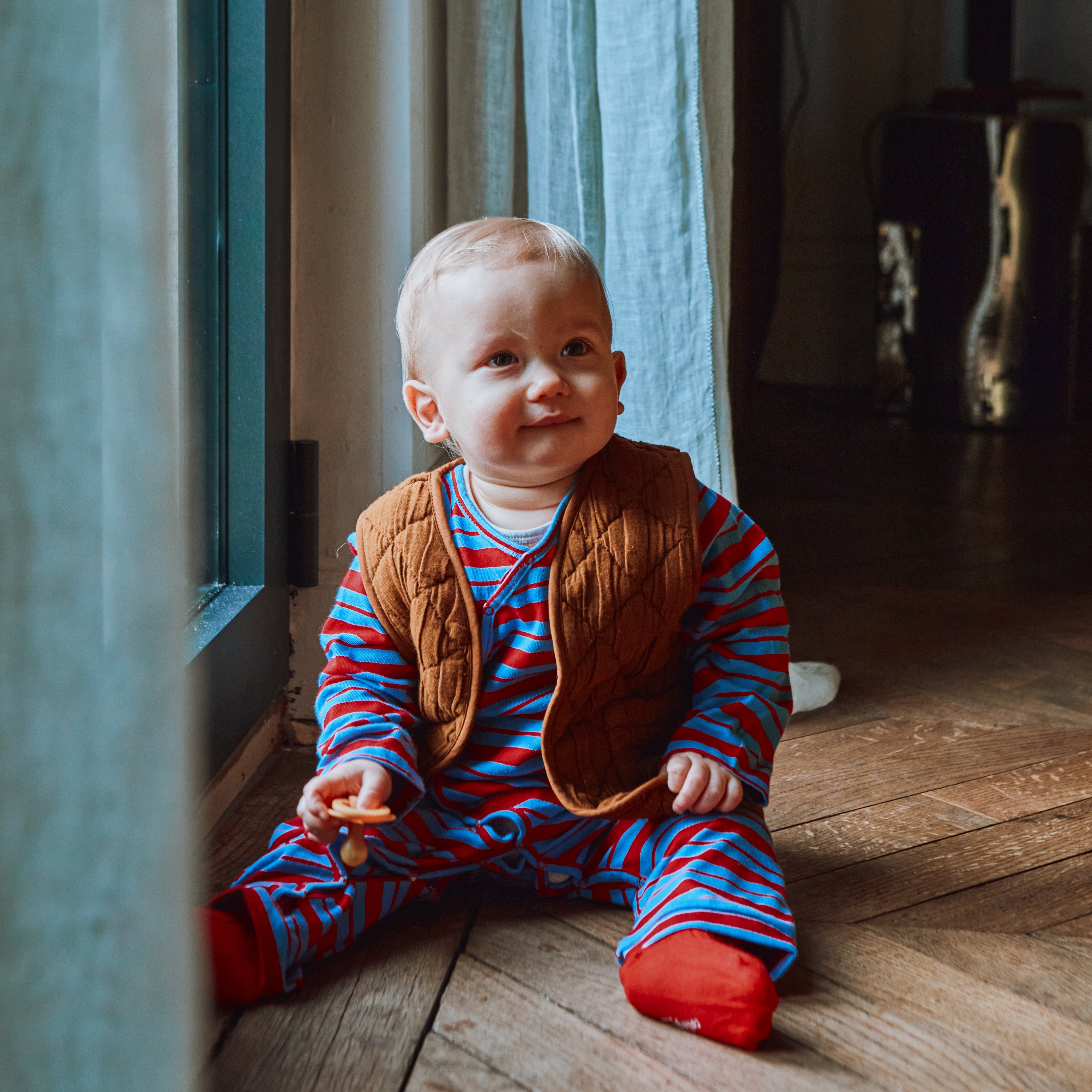 BABY STRAMPLER RAYURES BLEUES ET ROUGES