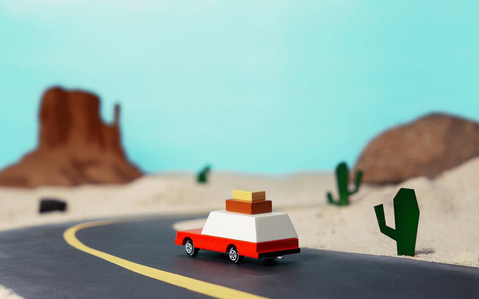Candylab Toys Holzauto mit Koffer