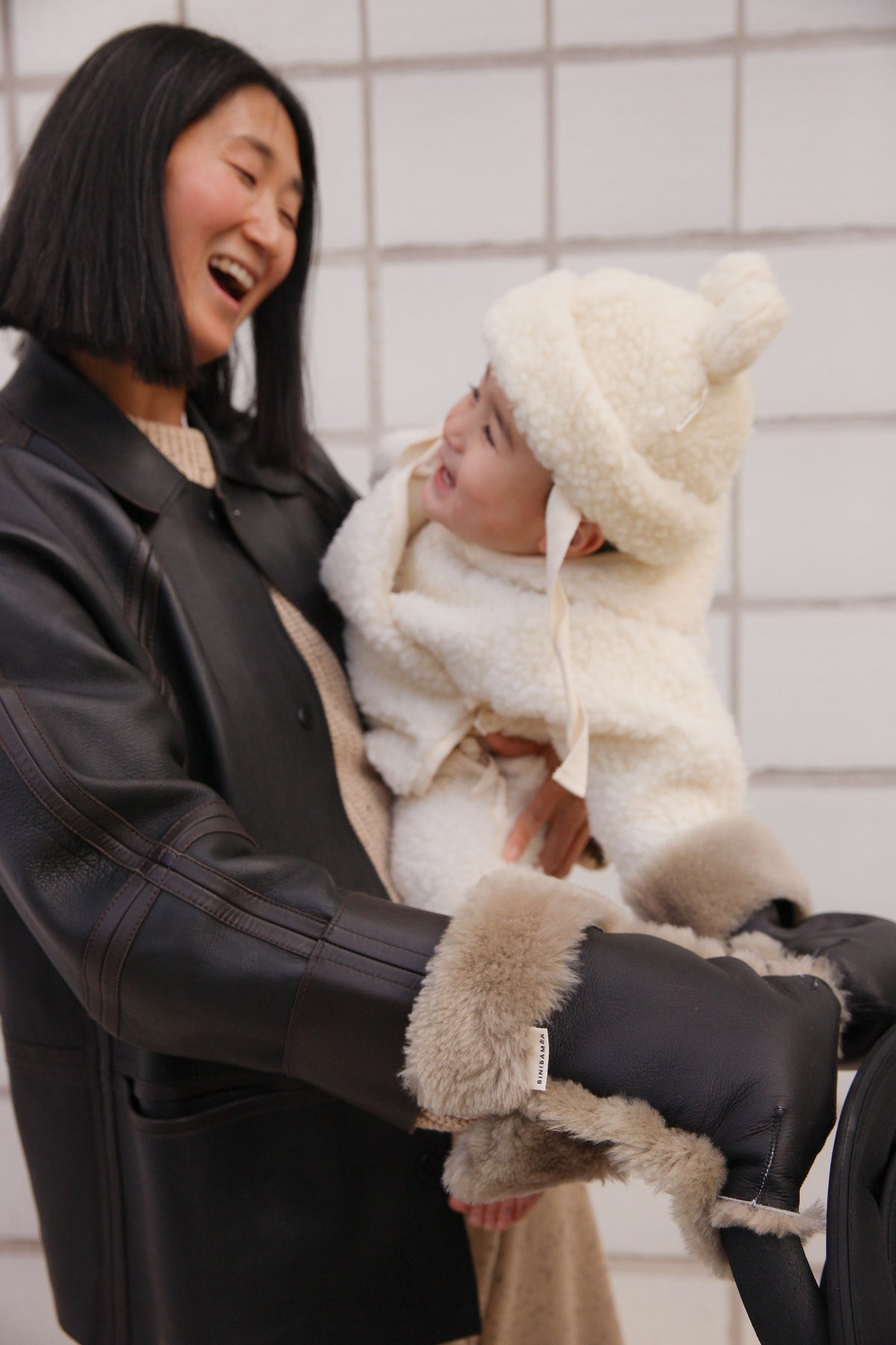 Binibamba Stroller Mittens, Sheepskin, Noir + Toast