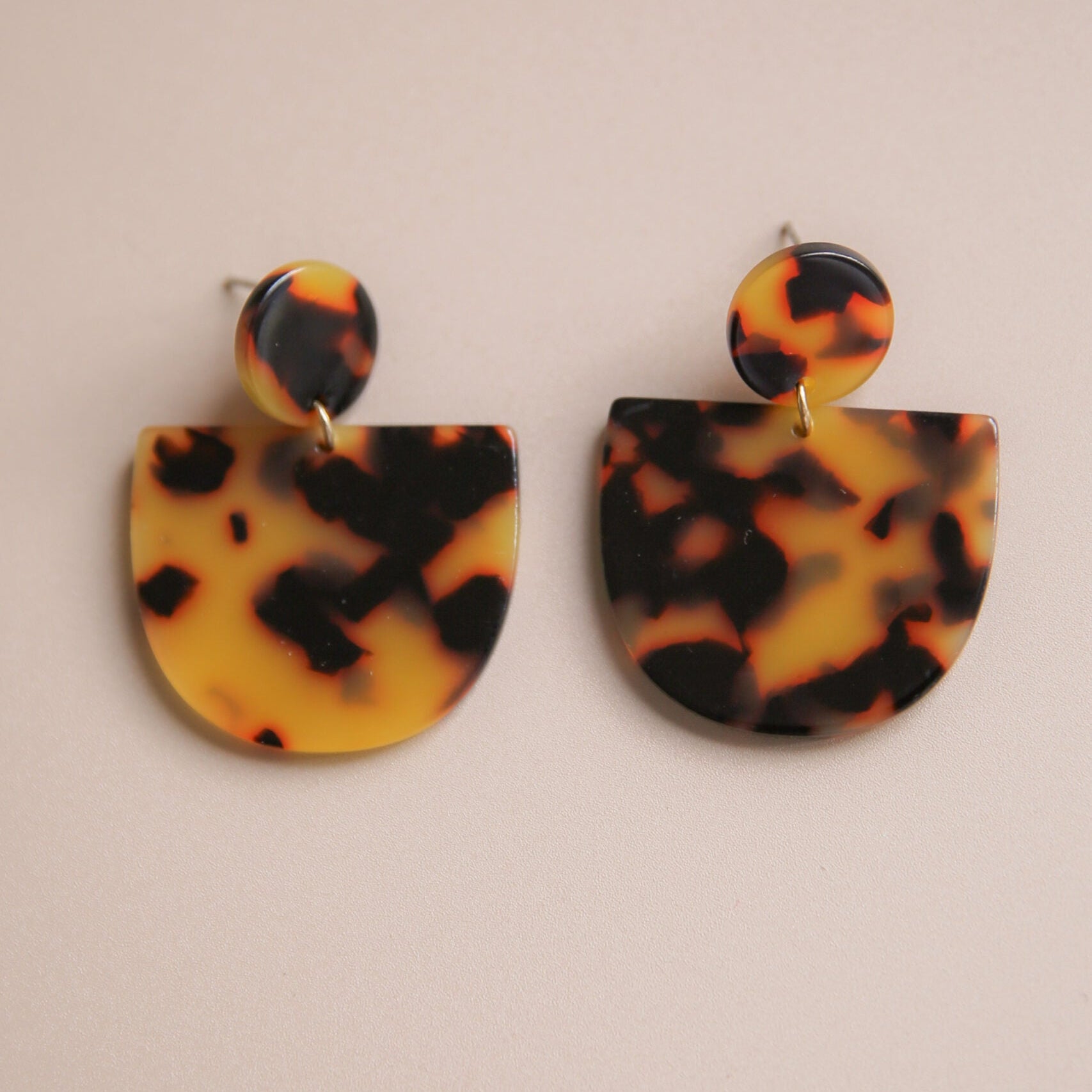 Stud earrings Leo
