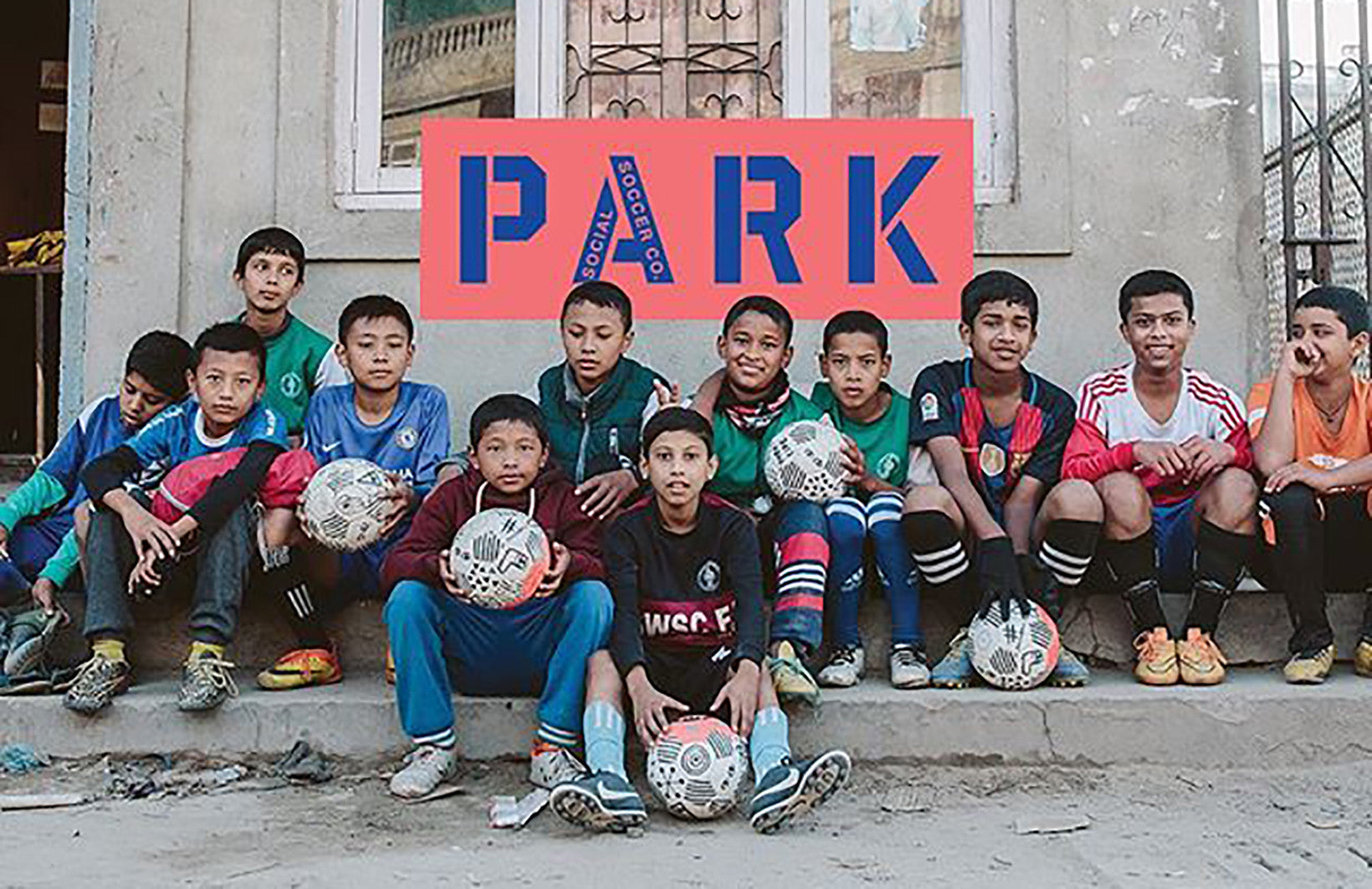 Play with us! Über soziale Fussbälle.