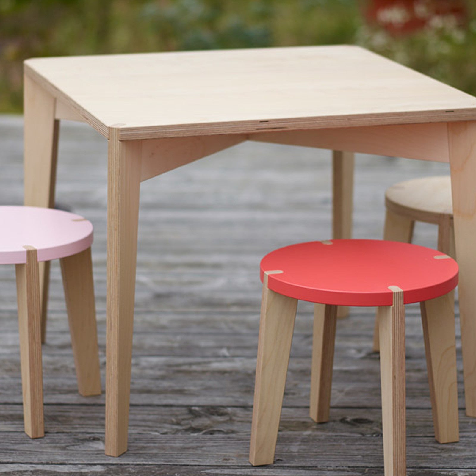 Kombiset, 1 Spieltisch quadratisch, 2 Hocker (Farbe wählbar)