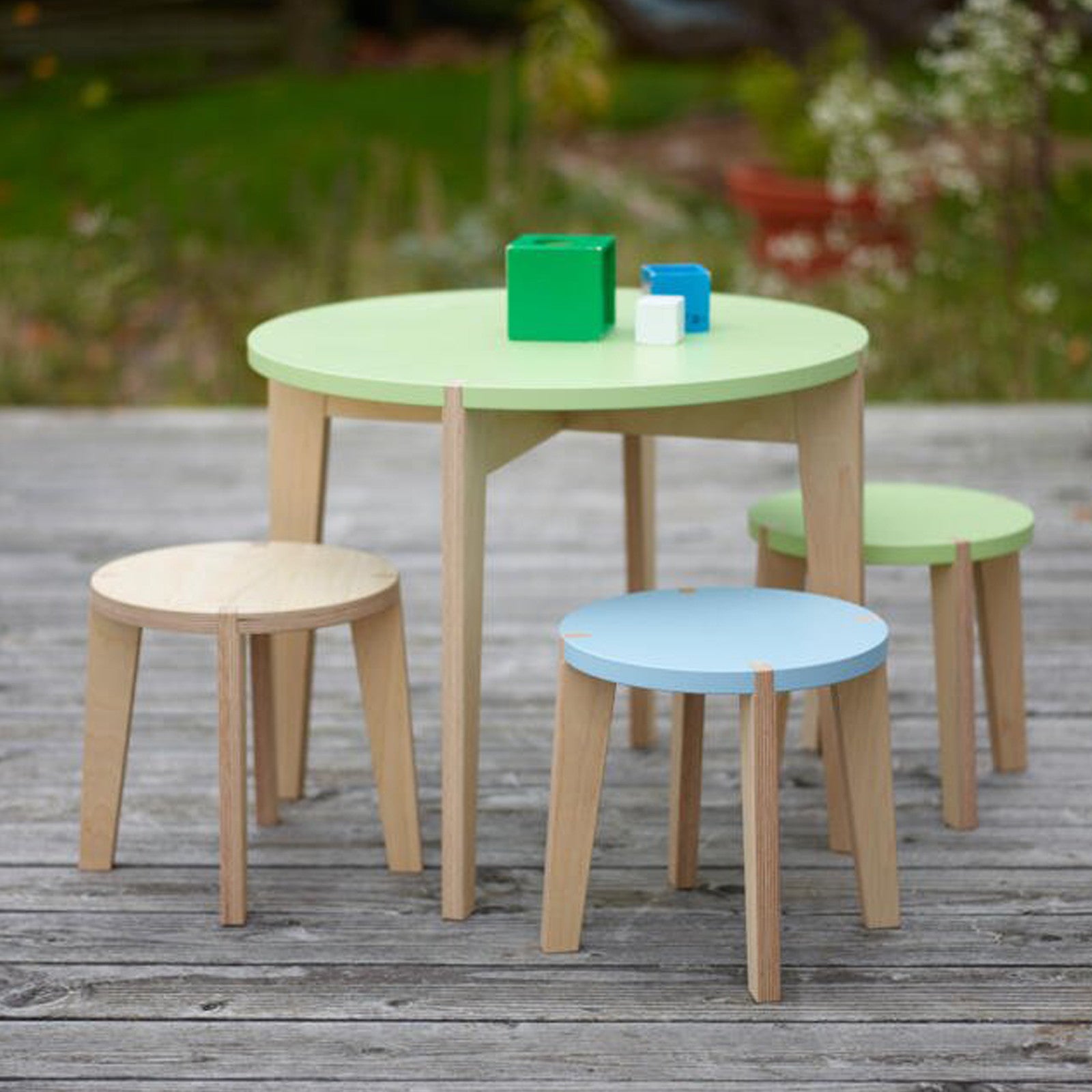 Kombiset, 1 Spieltisch rund, 2 Hocker (Farbe wählbar)