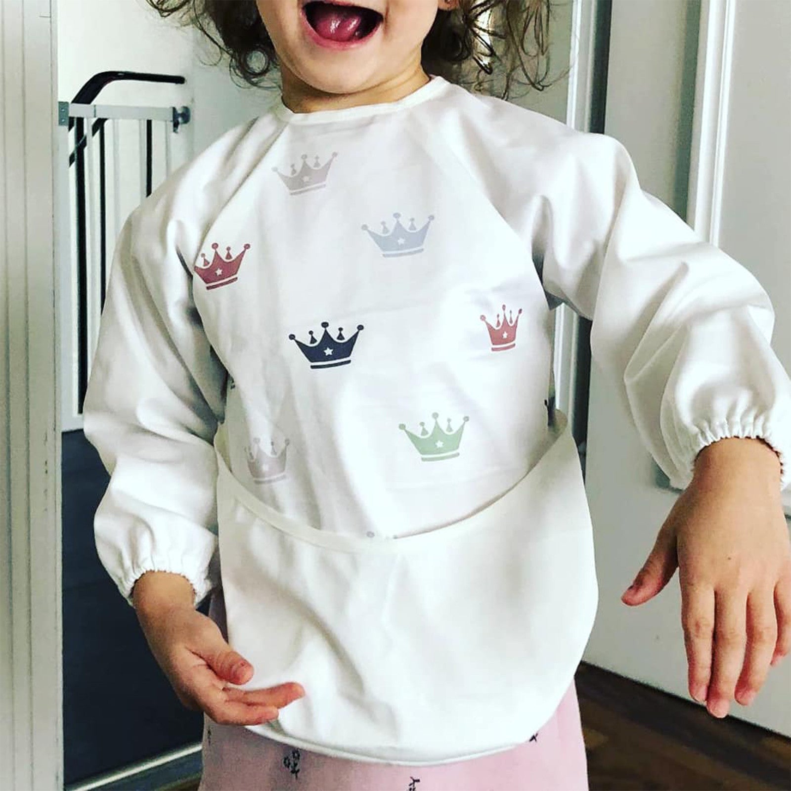 Soft Lätzchen weiss mit langen Ärmeln (Krönchen) inkl. Tragetasche