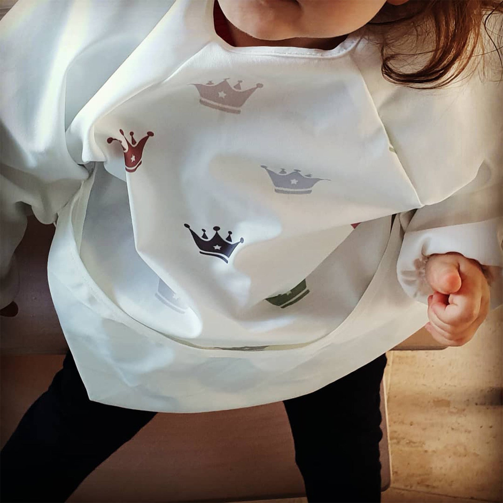 Soft Lätzchen weiss mit langen Ärmeln (Krönchen) inkl. Tragetasche