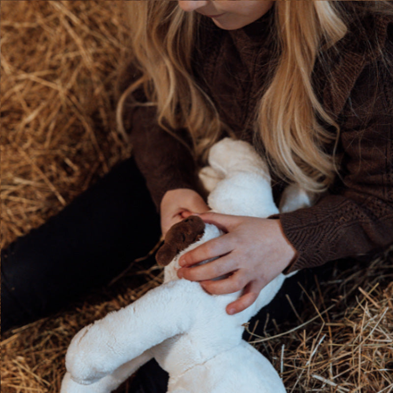 Chien en peluche avec deux chiots