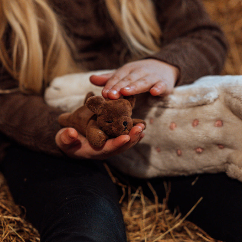 Chien en peluche avec deux chiots
