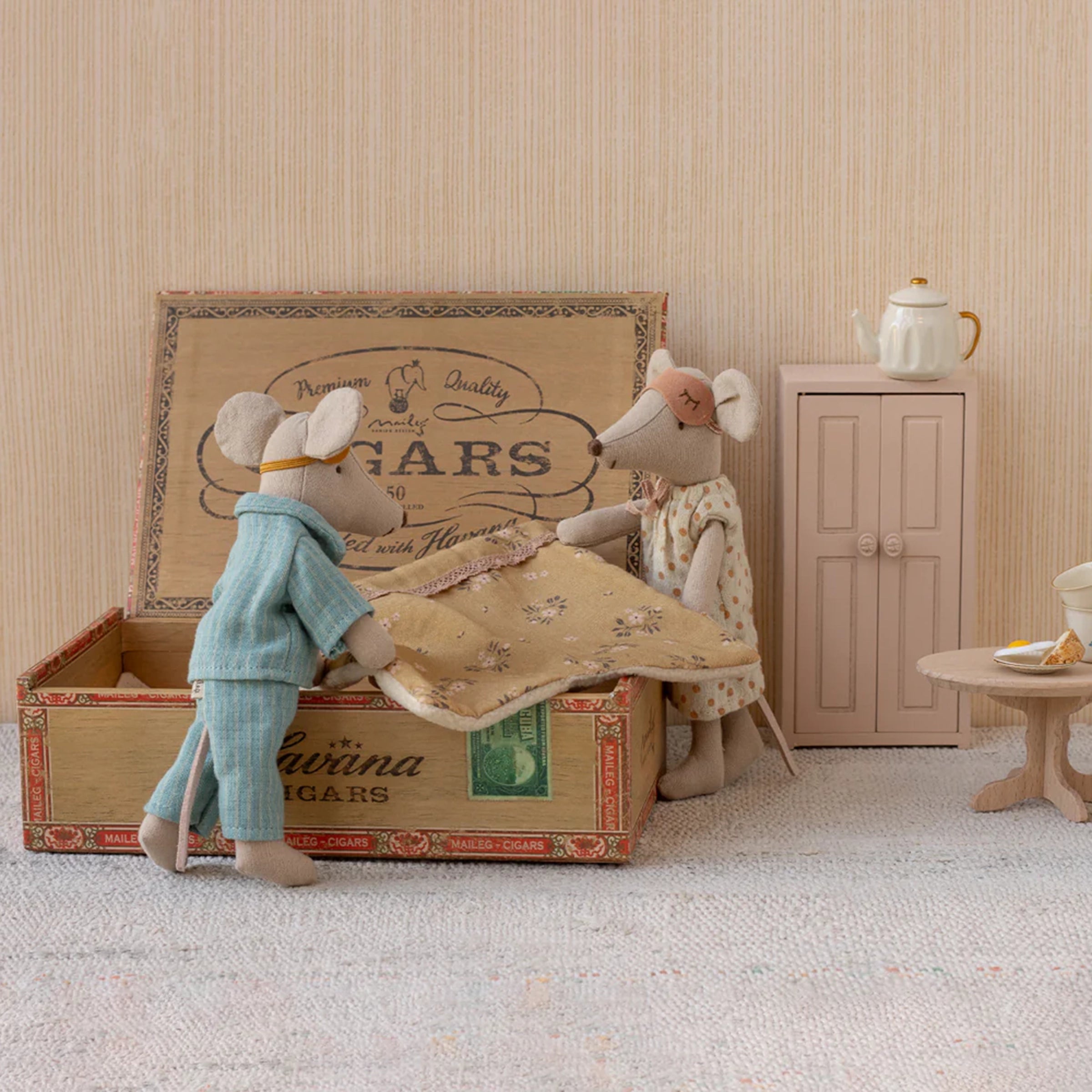 Souris Maileg Maman & Papa dans une boîte à cigares