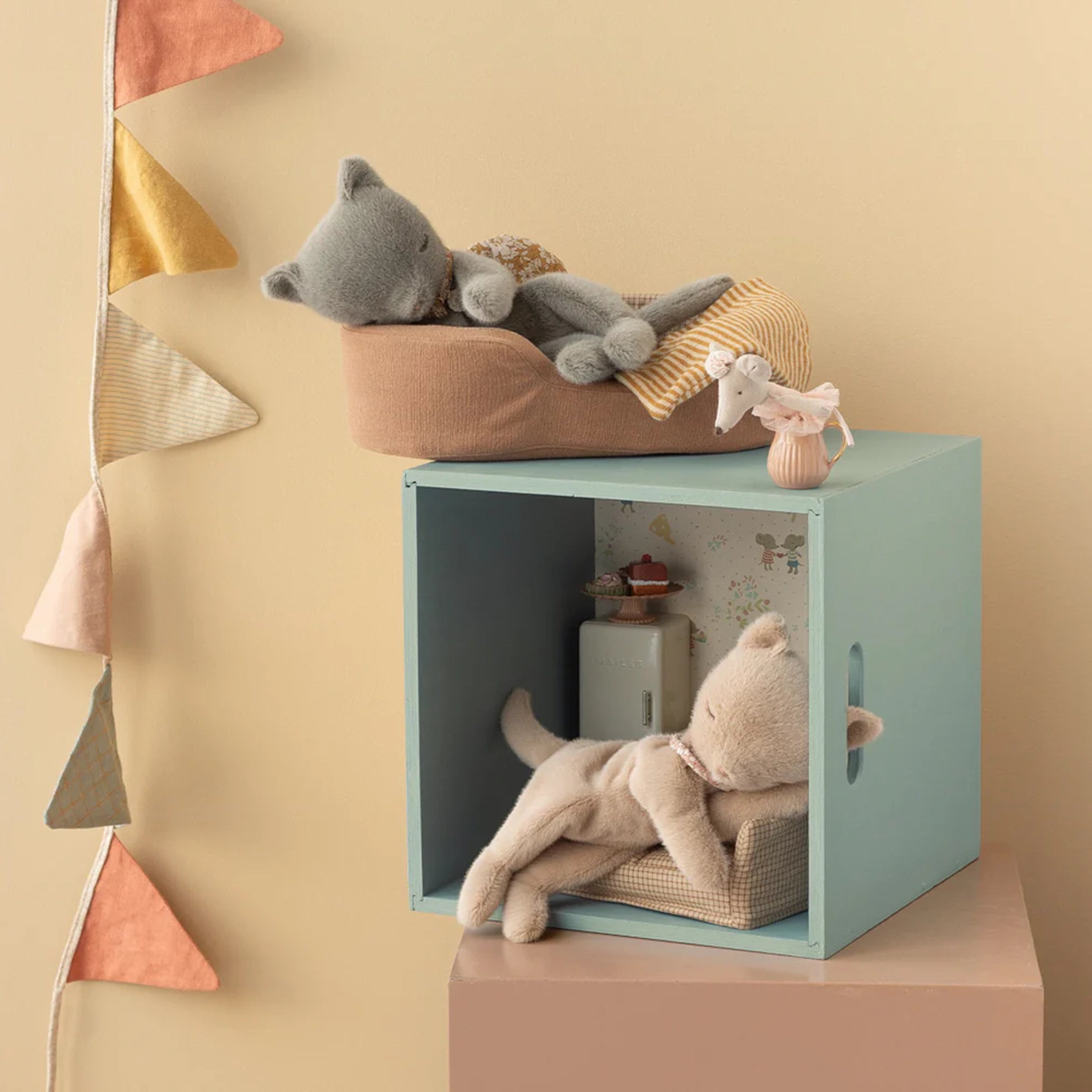 Maileg Petit chaton endormi en peluche, couleur pêche