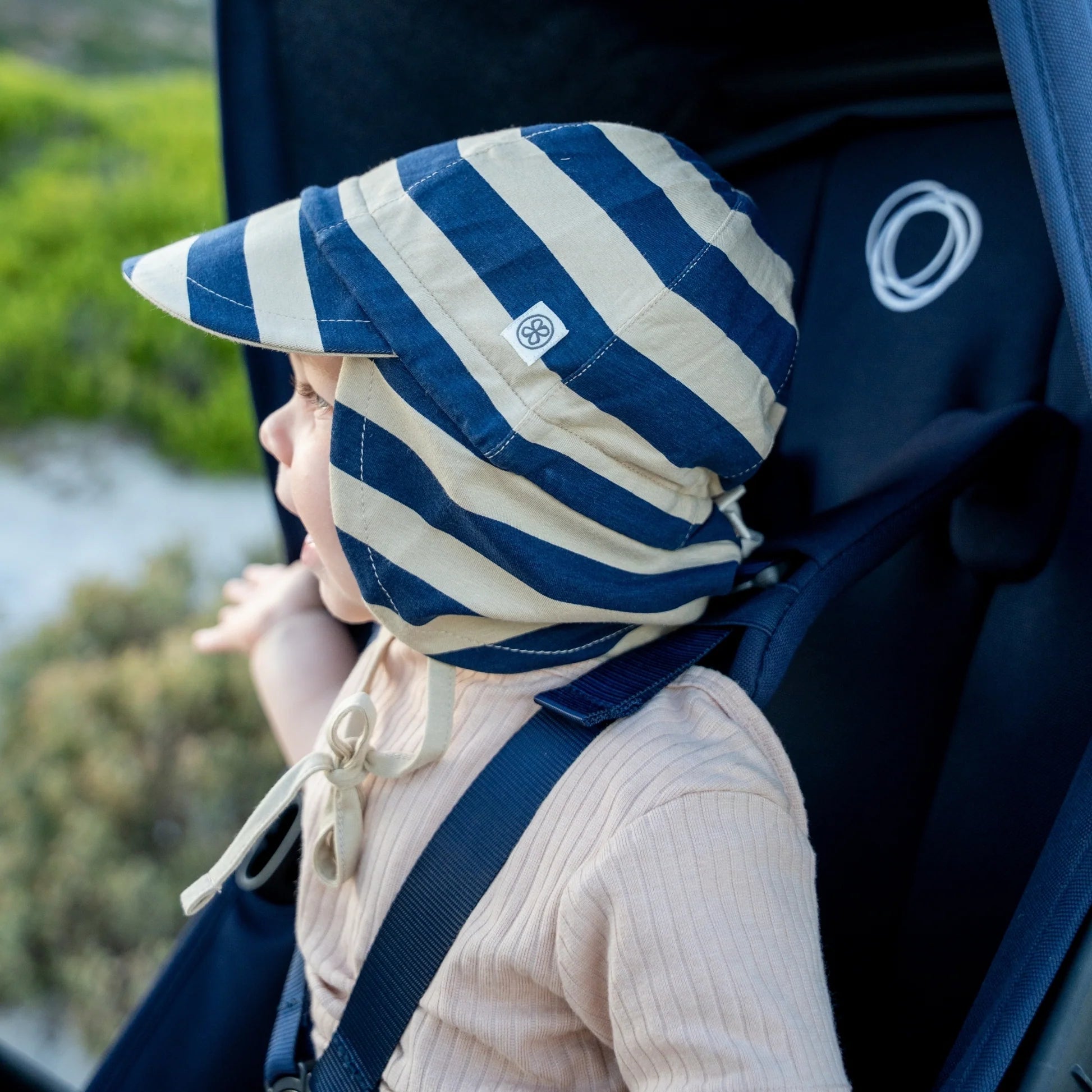 Chapeau de soleil pour bébé UVP 50+ Navy/Sandy Stripe
