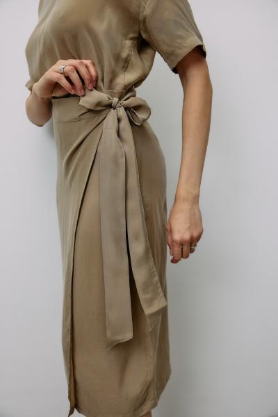 Jupe portefeuille en cupro tissé, couleur coriandre