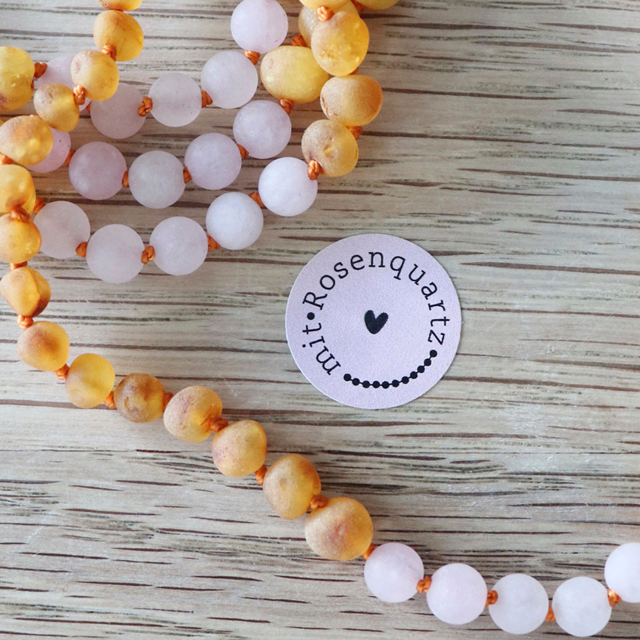 Collier pour bébé en ambre et quartz rose miel