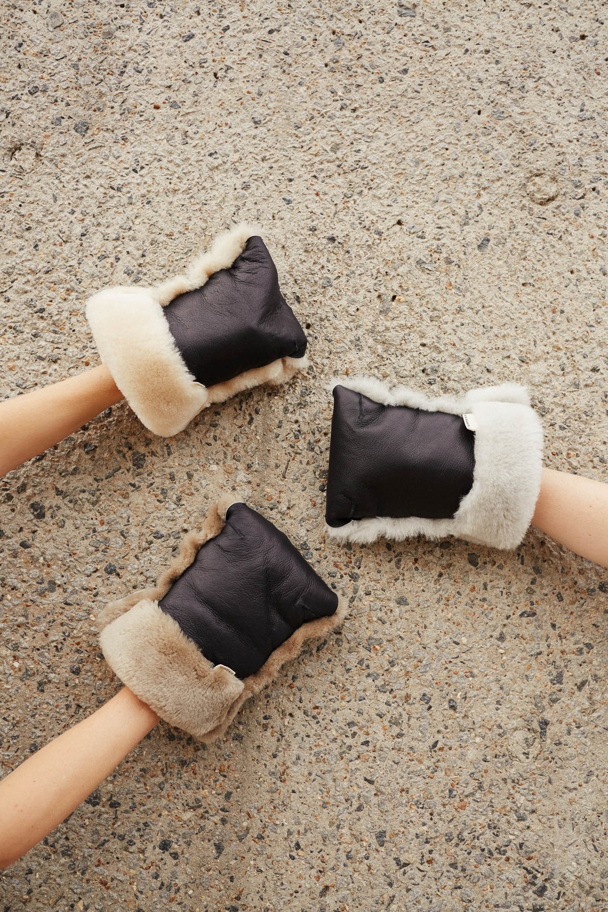 Binibamba Stroller Mittens, Sheepskin, Noir + Toast