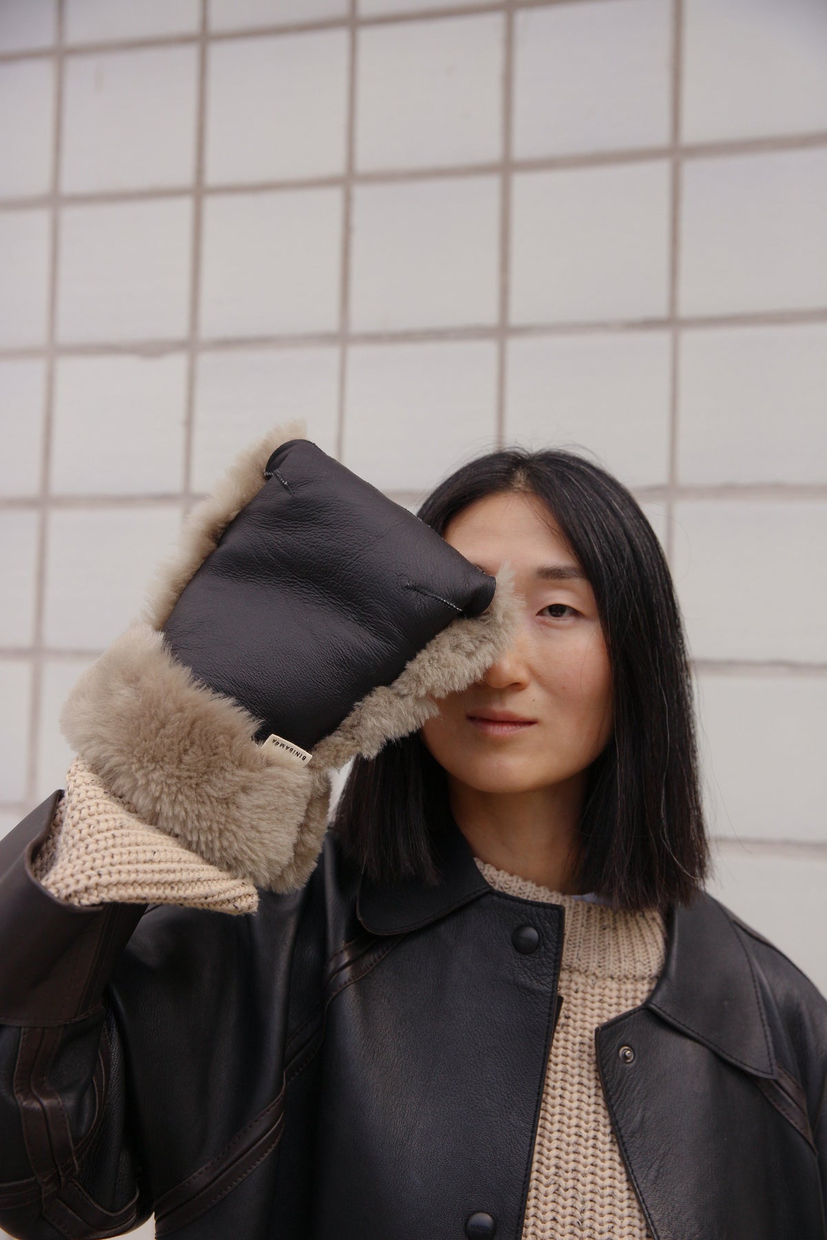 Binibamba Stroller Mittens, Sheepskin, Noir + Toast