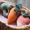 Gestricktes Kissen Cathy the Carrot - Lorena Canals