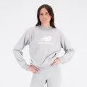 W Essentials Stacked Logo Crew athletic grey - Les incontournables de votre garde-robe - des sweatshirts de la plus haute qualité | Stadtlandkind