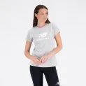 W Essentials Stacked Logo T-Shirt athletic grey - Peut être utilisé comme basique ou pour attirer l'attention - superbes chemises et tops | Stadtlandkind