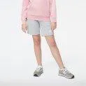 Y Essentials Short à logo superposé gris athlétique - Des pantalons pour vos enfants pour toutes les occasions - qu'ils soient courts, longs, en denim ou | Stadtlandkind