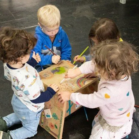 Children's stool made of cardboard Dreikäsehoch - Fidea Design